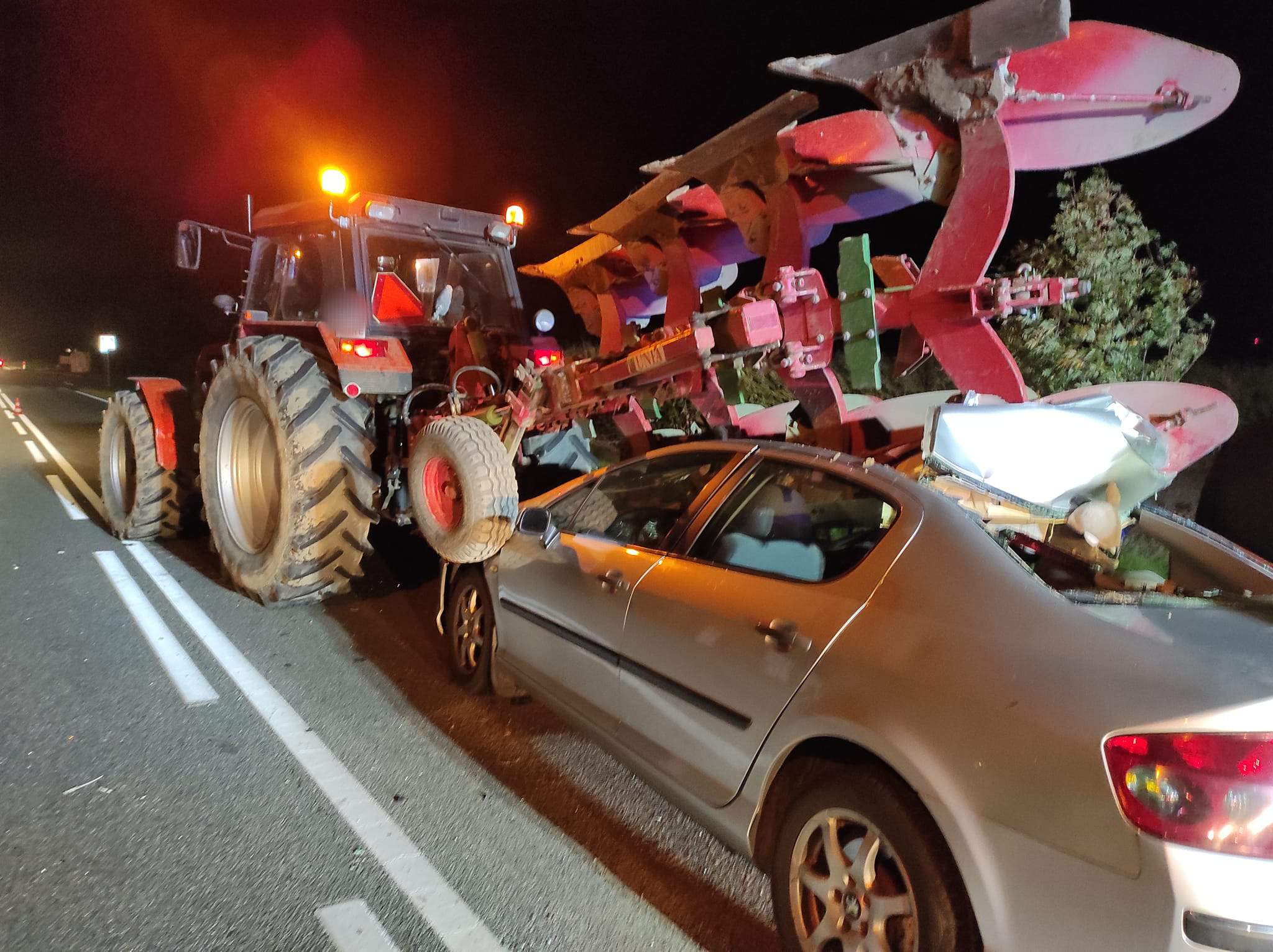 Makabryczny Wypadek Pod Szadkiem Osobówka Nadziała Się Na Ciągnik Z