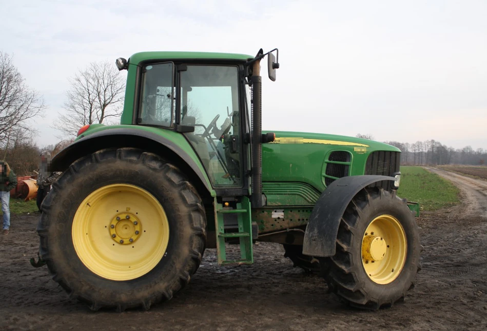 Policjanci ujęli złodziei ciągnika John Deere za 180 tys. złotych. Jaka kara ich czeka?