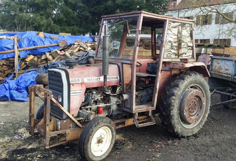 2 nastolatków ukradło ciągnik. Chcieli na nim nieźle zarobić