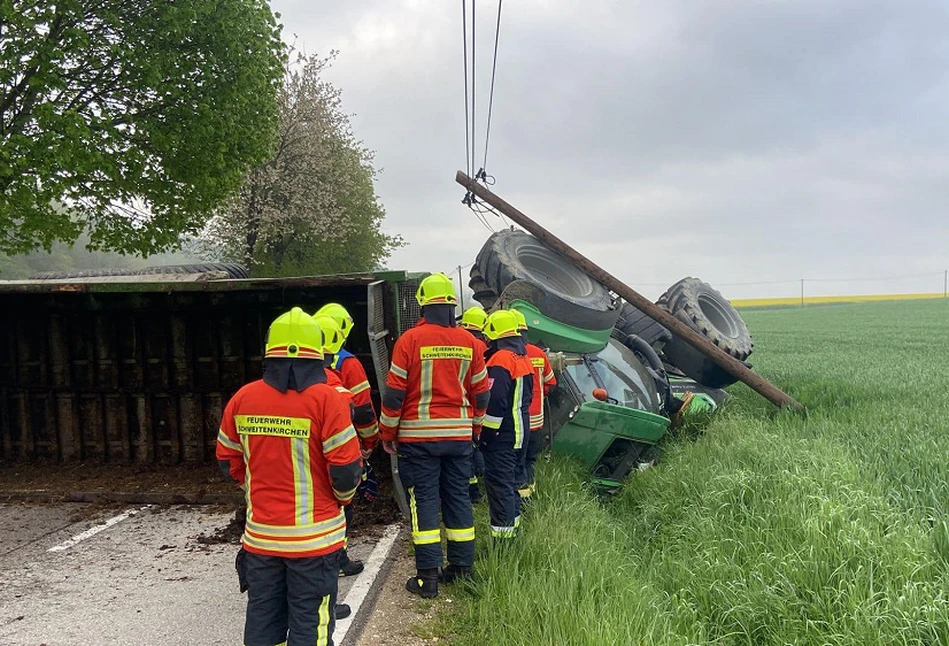 18-latek wywrócił ciągnik z rozrzutnikiem, straty są ogromne