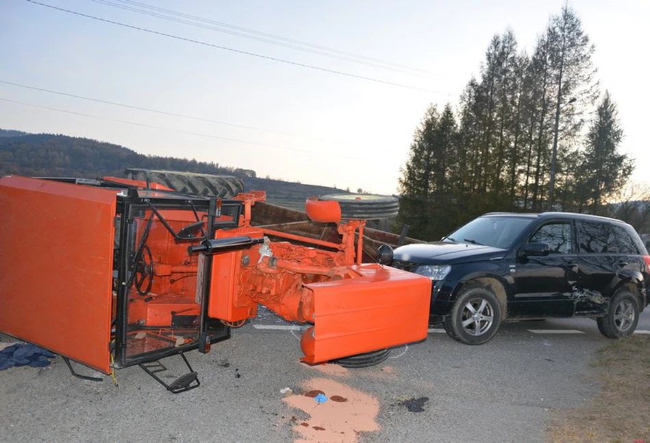 Krosno: Suzuki taranuje ciągnik. Rolnik trafił do szpitala