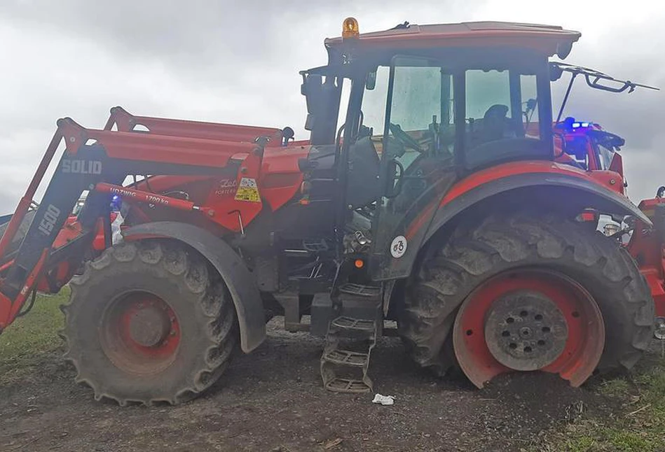 Ciągnik rolniczy z pługiem rozorał bok naczepy TIR-a