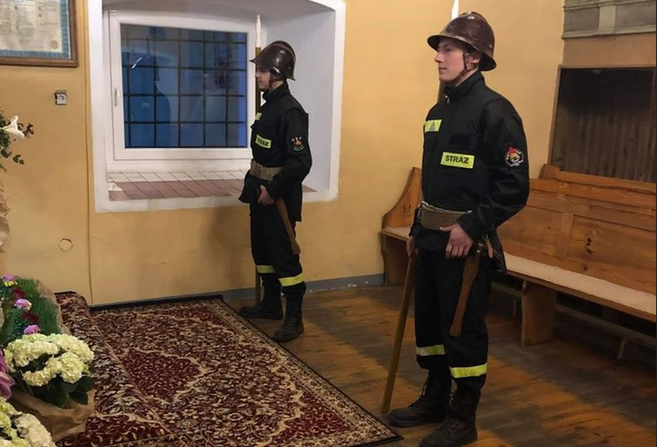 W Czeskiej Wsi strażacy kultywują wielkanocną tradycję i pełnią straż przy Grobie Pańskim