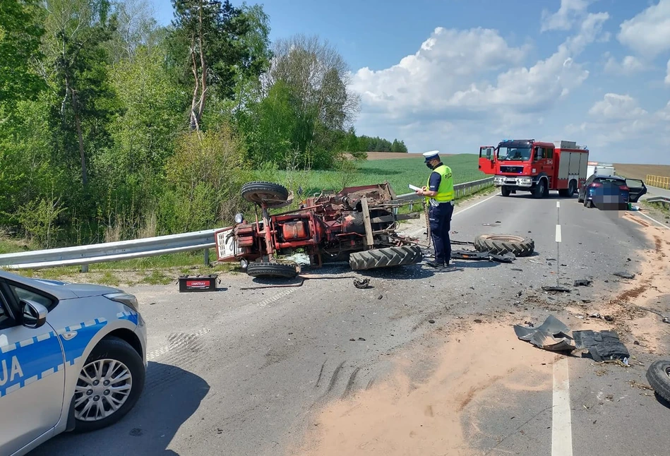 Kia staranowała ciągnik rolniczy. Dwie osoby zostały ranne