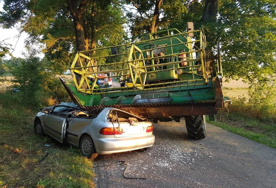 24-latek w Hondzie wbił się w kombajn. Cudem przeżył! [FOTO]