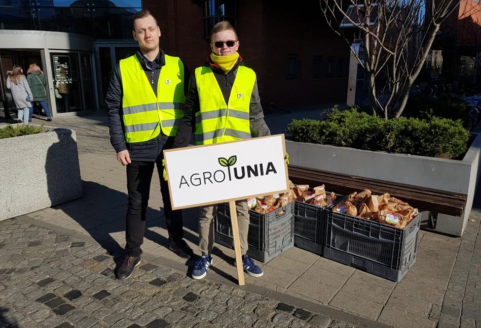 Agro Unia rozdawała jabłka, żeby pokazać problemy sadowników