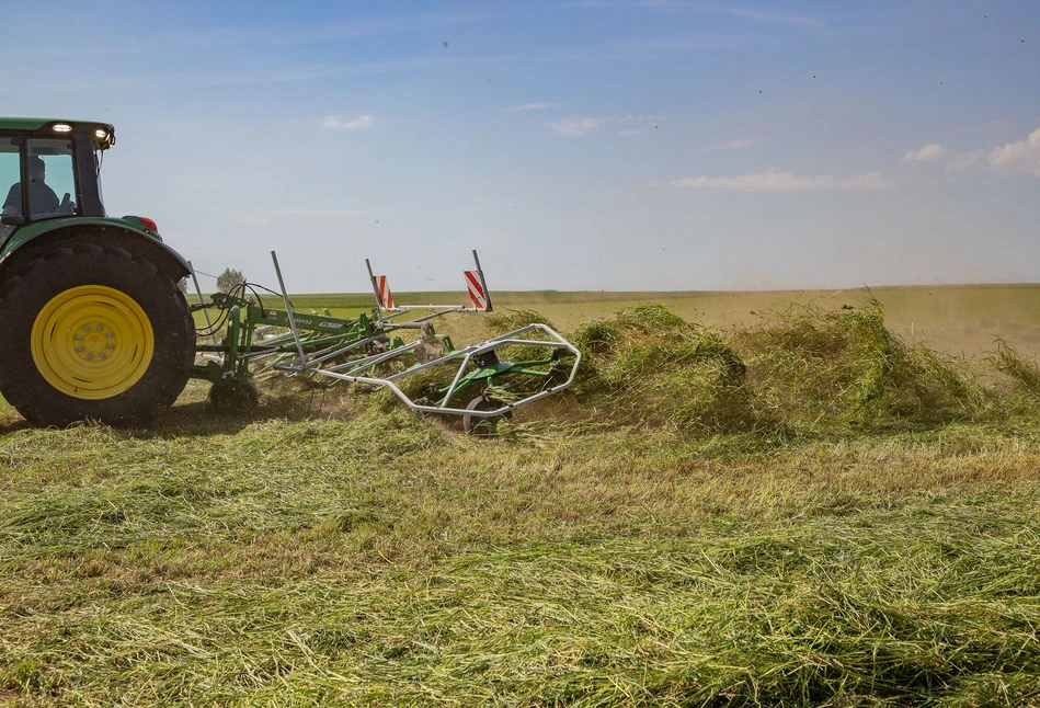 Manewry Łąkowe Samasz z ciągnikami John Deere