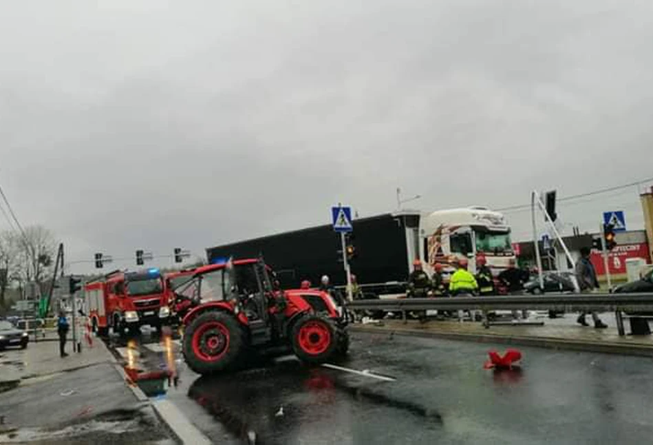 TIR uderzył w ciągnik rolniczy. Rolnika ratowało LPR [ZDJĘCIA]