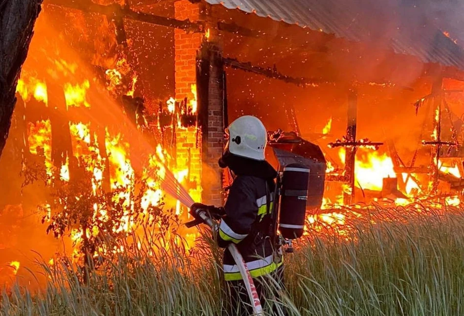 Ruszyli ratować dobytek rolnika. Policjant poparzony od płomieni