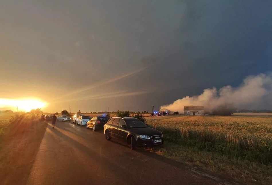 500 prosiaków uwięzionych w płonącej chlewni. Rolnik ratował je razem z... policjantami [FOTO]