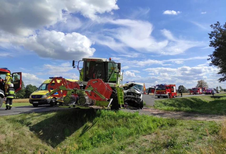 Zderzenie busa z kombajnem. Kobieta w ciąży i dziecko ranne