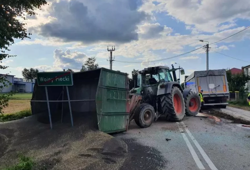 Czołowe zderzenie ciągnika Fendt z ciężarową Scania. 21-letni rolnik został ranny