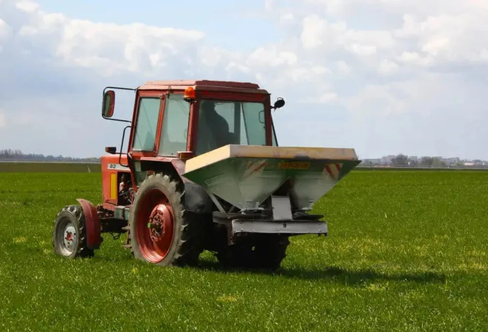 Rolnikom grożą kolejne podwyżki cen nawozów. Ile obecnie kosztują?