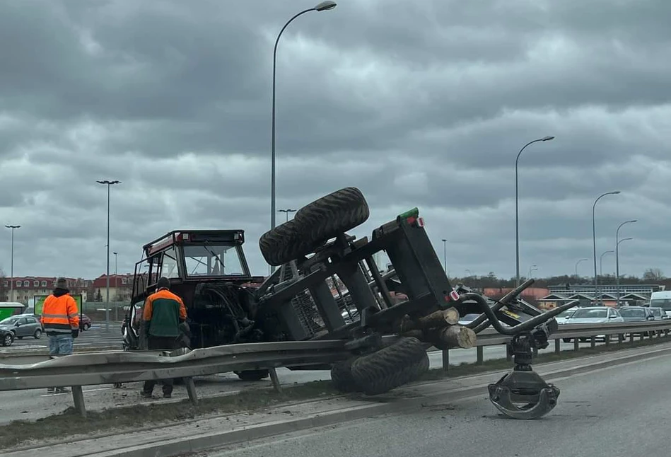 Nietypowy wypadek na Mazowszu. Ciągnik z przyczepą zawisł na barierkach