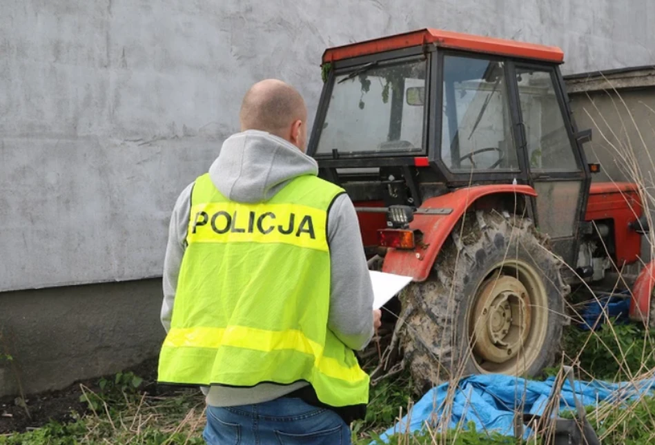 Ciągnik bez kierowcy zniszczył część gospodarstwa i przejechał kobietę