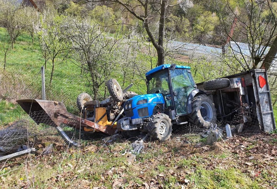 Dwa ciągniki stoczyły się ze skarpy. 41-letni rolnik przygnieciony przez Ursusa