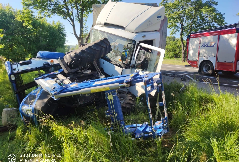 Ciężarowy Mercedes staranował 2 ciągniki rolnicze