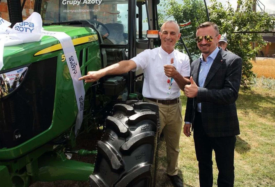 Rolnik z Wielkopolski wygrał ciągnik John Deere. Kluczki wręczył mu Adam Małysz