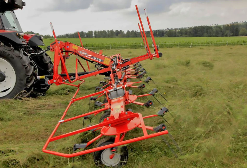 Kuhn GF 8700 – nowy przetrząsacz 8-wirnikowy