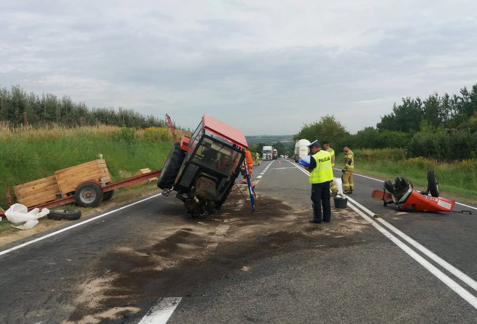 Ciągnik zderzył się ze Scanią. Traktor rozpadł się na pół