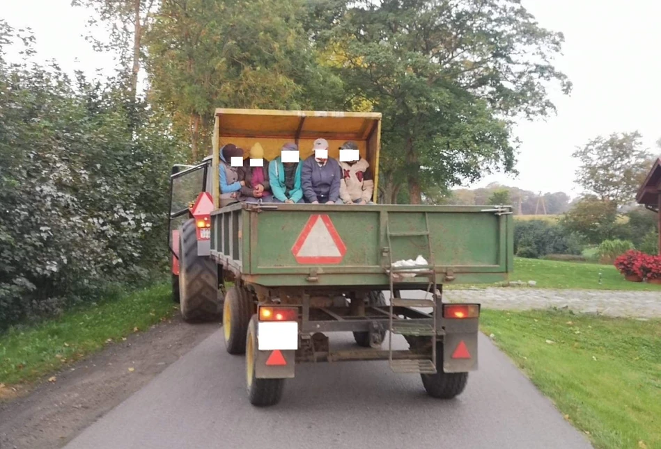 Przyczepa jak taksówka – 5 osób na pace. Rolnik srogo ukarany