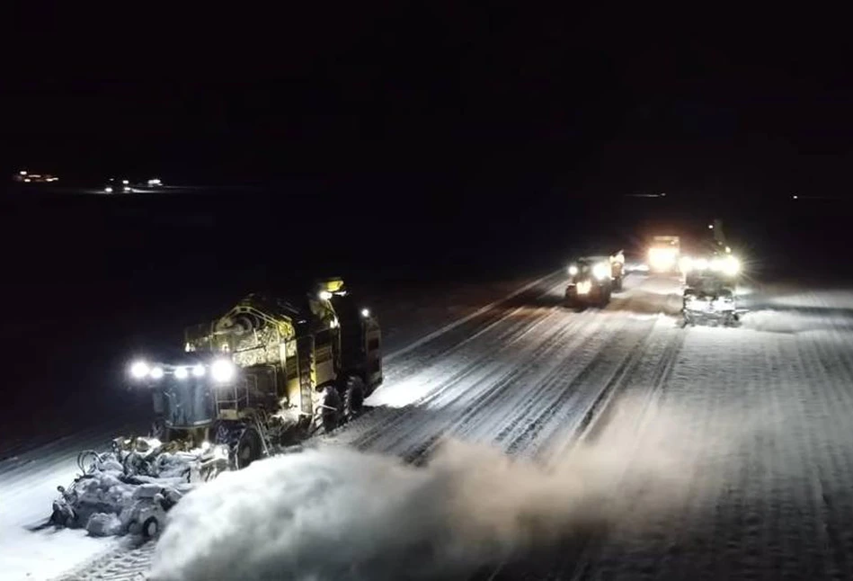 Spektakularne. 5 Kombajnów ROPA na jednym polu w śniegu zbiera buraki [WIDEO]