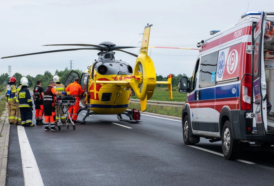 Bus zderzył się z ciągnikiem. Jedna osoba nie żyje, kilkanaście rannych