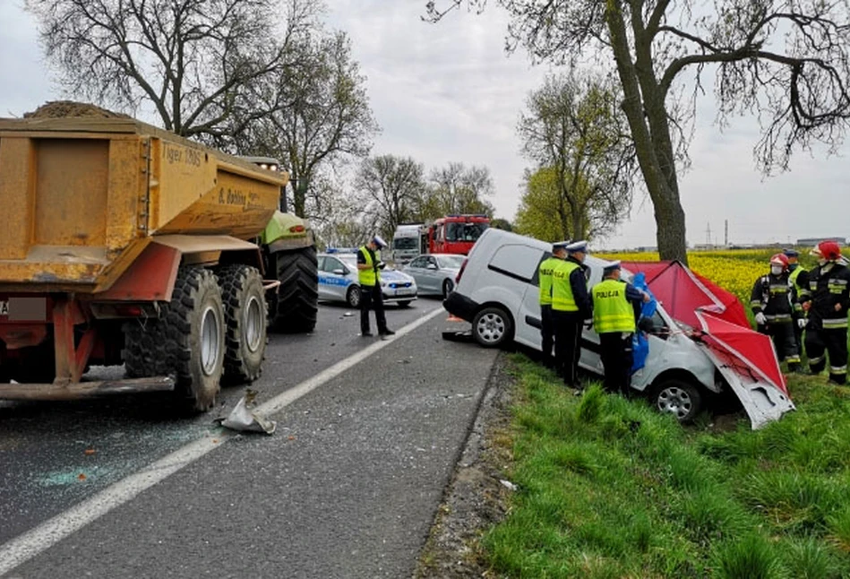 Tragedia pod Lesznem. Dostawczak wbił się w ciągnik z przyczepą. Kierowca zginął