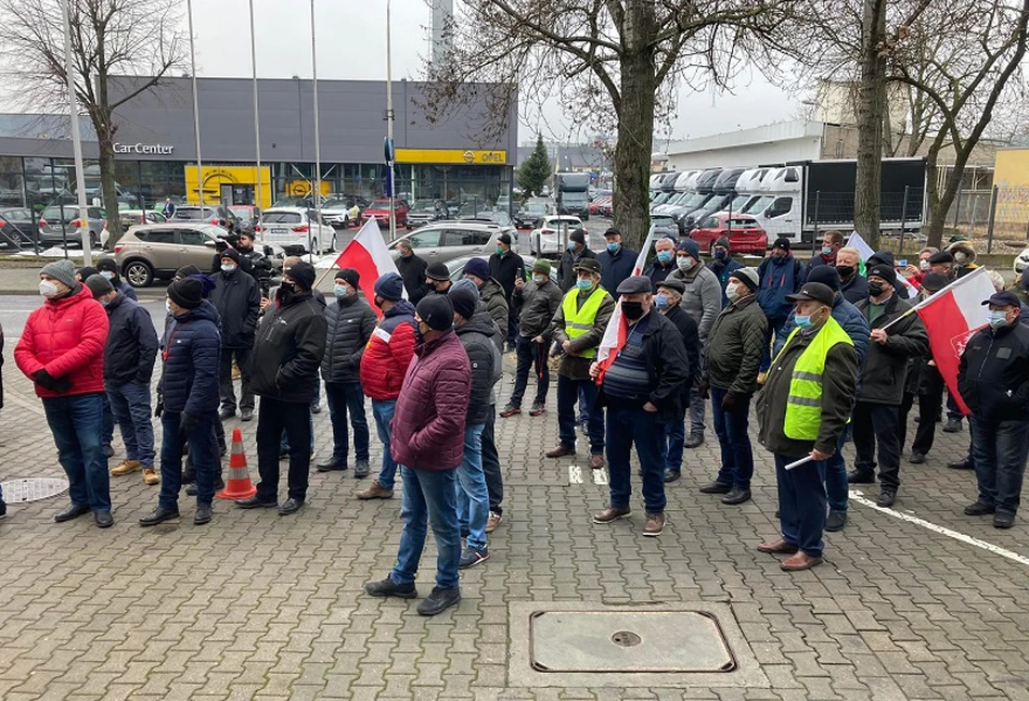 Plantatorzy buraka cukrowego protestują przed cukrowniami. Czego się domagają? [FOTO]