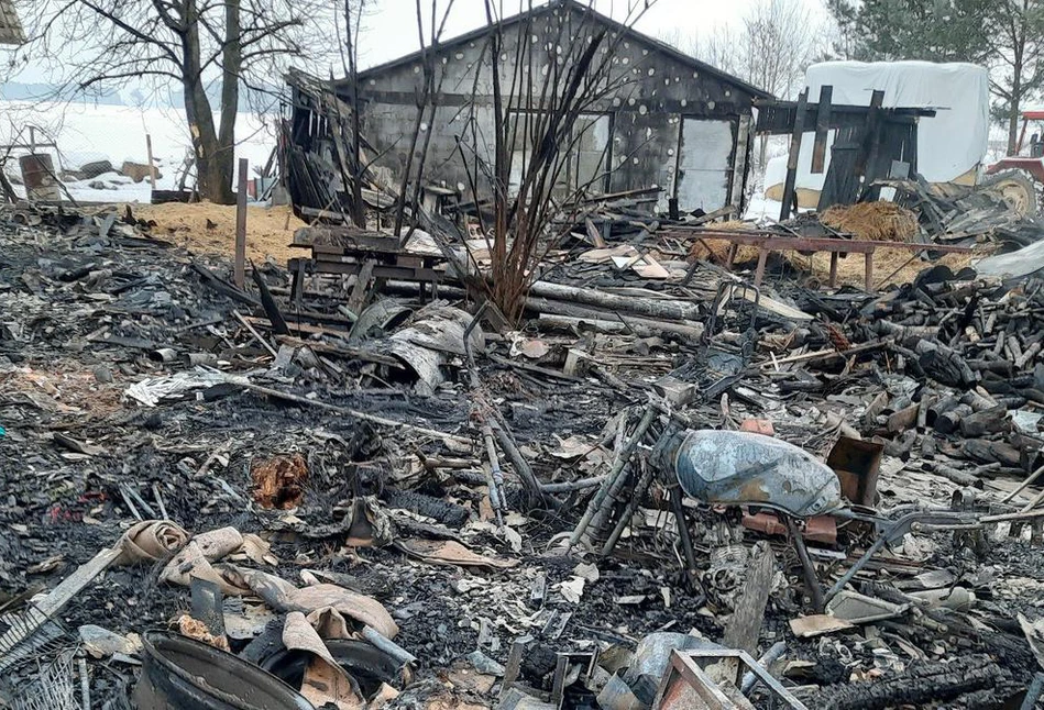 Rolnicy uratowali bydło z płomieni, ale stracili budynki i są poparzeni. Można im pomóc