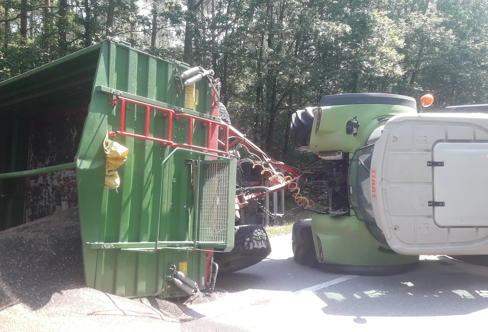 Przewrócił się ciągnik Claas z 2 przyczepami. Tony rzepaku na drodze [FOTO]