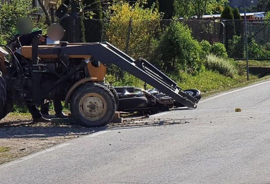 Limanowa: 19-latek na motocyklu wpadł pod ciągnik