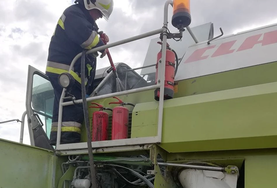 Pod Wągrowcem zapalił się kombajn. Strażacy... chwalą rolnika