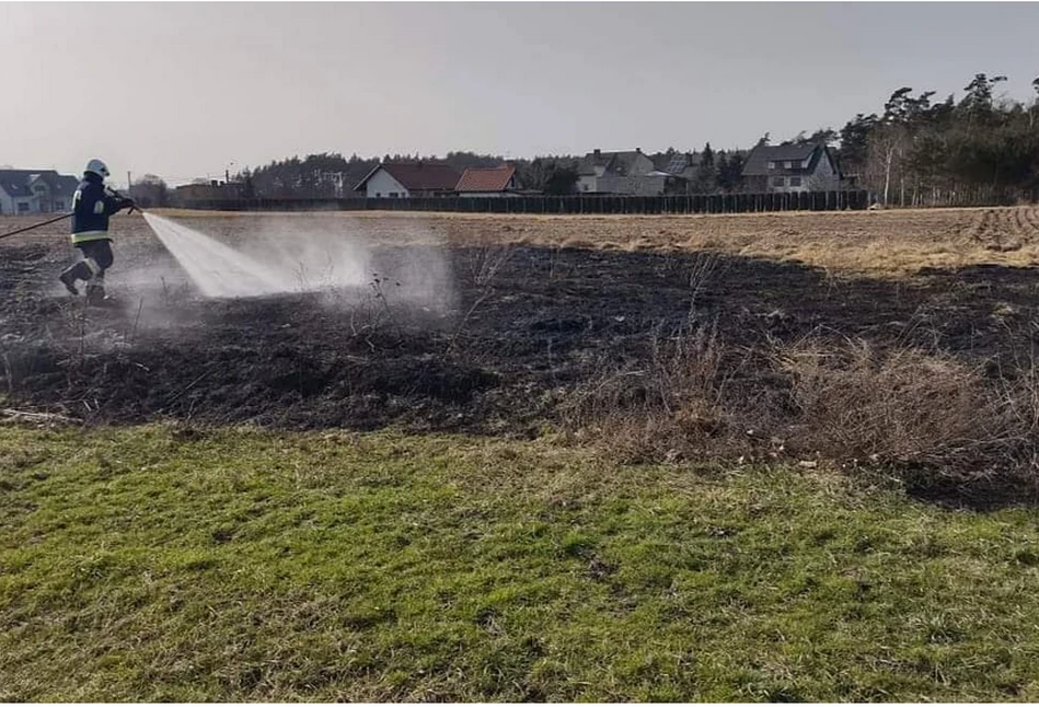 Pożar traw pod Kaliszem. 69-letni mężczyzna doznał rozległych oparzeń i zmarł w szpitalu