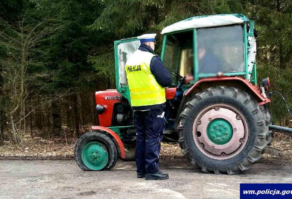 42-latek wbił się ciągnikiem w płot i zasnął! Grożą mu 2 lata więzienia