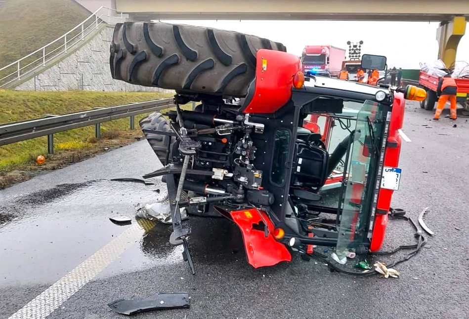 Karambol na ekspresówce zaczął się od… urwanego koło od ciągnika