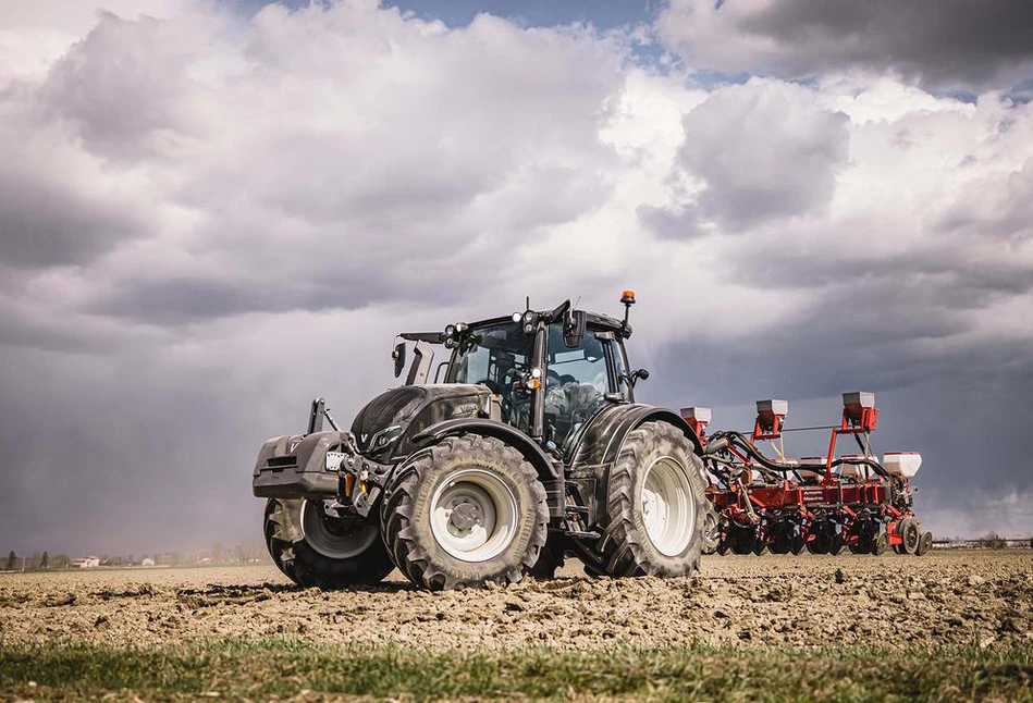 Valtra sama zawróci na polu dzięki SmartTurn