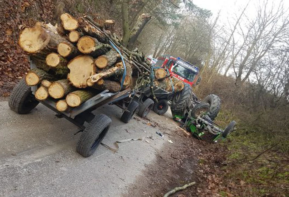 Wypadek ciągnika pod Kraśnikiem. Dwójka dzieci w kabinie