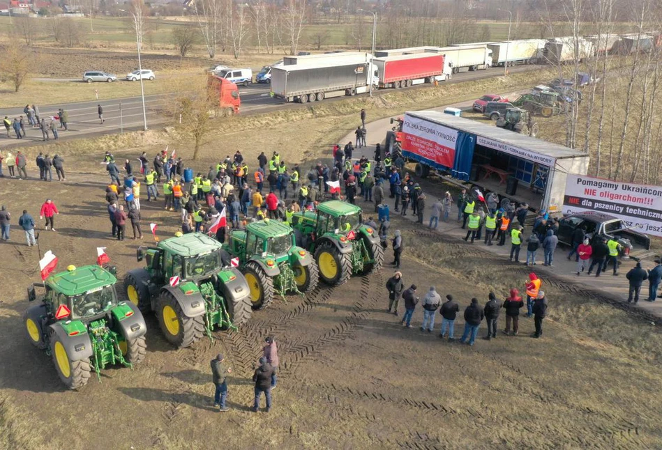 Protest rolników w Dorohusku: "Przez dopłaty do zbóż spadają ich rynkowe ceny"