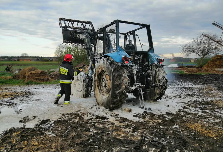 Pożar w gospodarstwie w Bałtowie. Spalił się ciągnik