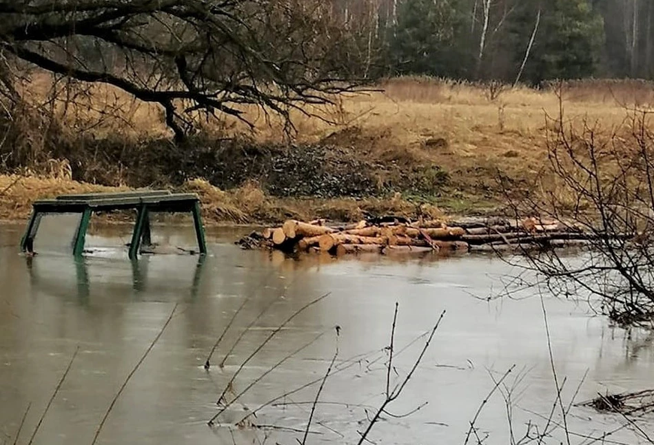 Był ciągnik w błocie, a teraz jest... Ursus pod wodą! Ogromny pech rolnika spod Kielc