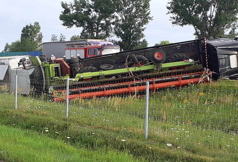 Wypadek na A2 - kombajn Claas Lexion wleciał do rowu