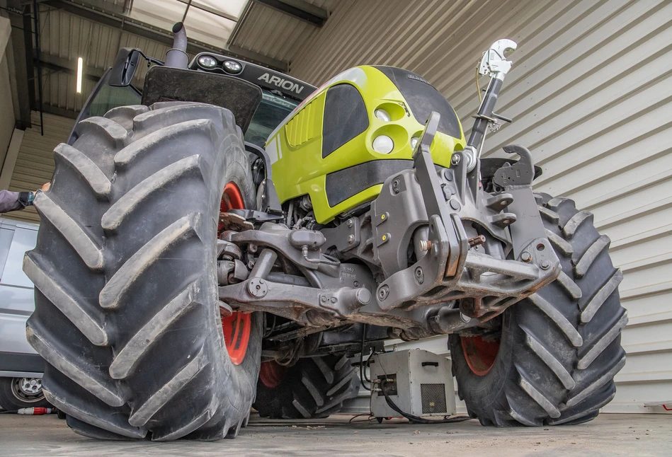 Test profi: 8–letni Claas Arion na hamowni!