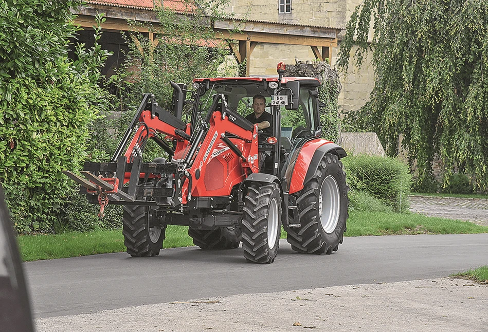 Prosty i kompaktowy ciągnik McCormick X4.080: komfortowy i zwrotny