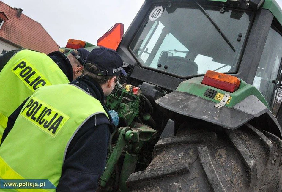 Młody rolnik wpadł John Deerem do rowu. Był totalnie pijany