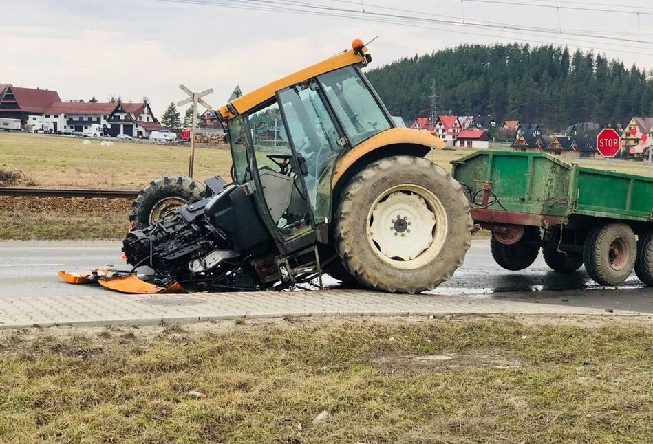 Wypadek na Zakopiance. Ciągnik rozpadł się na dwie części [ZDJĘCIA]