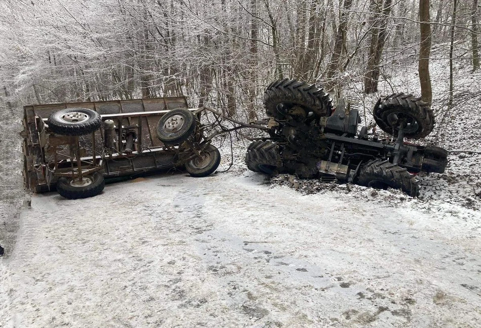 Rolnik w ciągniku wpadł w poślizg. Przyczepa i zboże zablokowały drogę