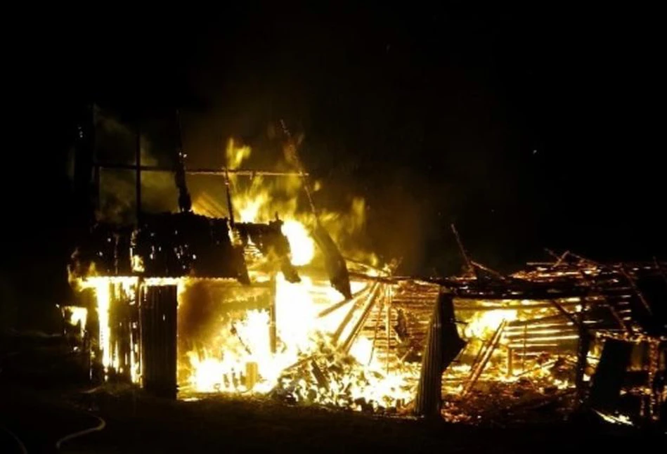 Pod Myślenicami ogień strawił całe gospodarstwo. Pożar pochłonął dom, maszyny rolnicze i zwierzęta