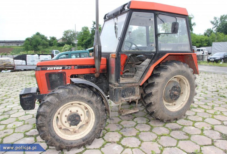 Złodziej ukradł rolnikowi ciągnik i po chwili... wylądował w rowie