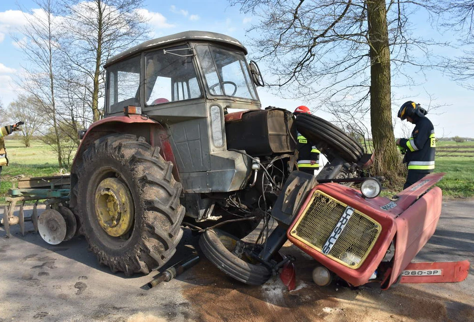 Groźny wypadek ciągnika i auta. Ursus rozpadł się na dwie części